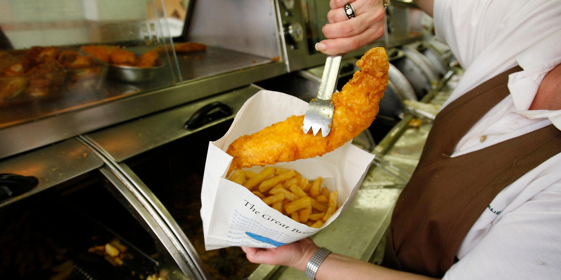 Fish and chips räknas in som en av Storbritanniens inofficiella maträtter.