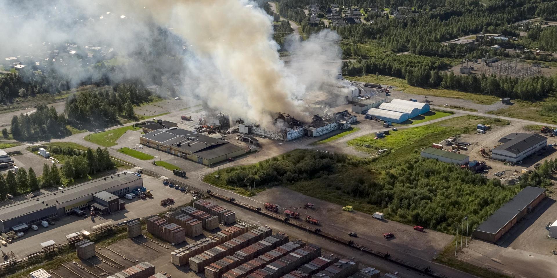 Polarbröds fabrik i Älvsbyn har totalförstörts i en brand. Under torsdagen jobbar räddningstjänsten fortfarande med att släcka den. 