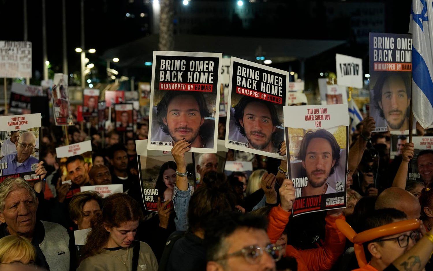 Vänner och anhöriga har tagit till gatorna för att kräva att Hamas gisslan friges.
