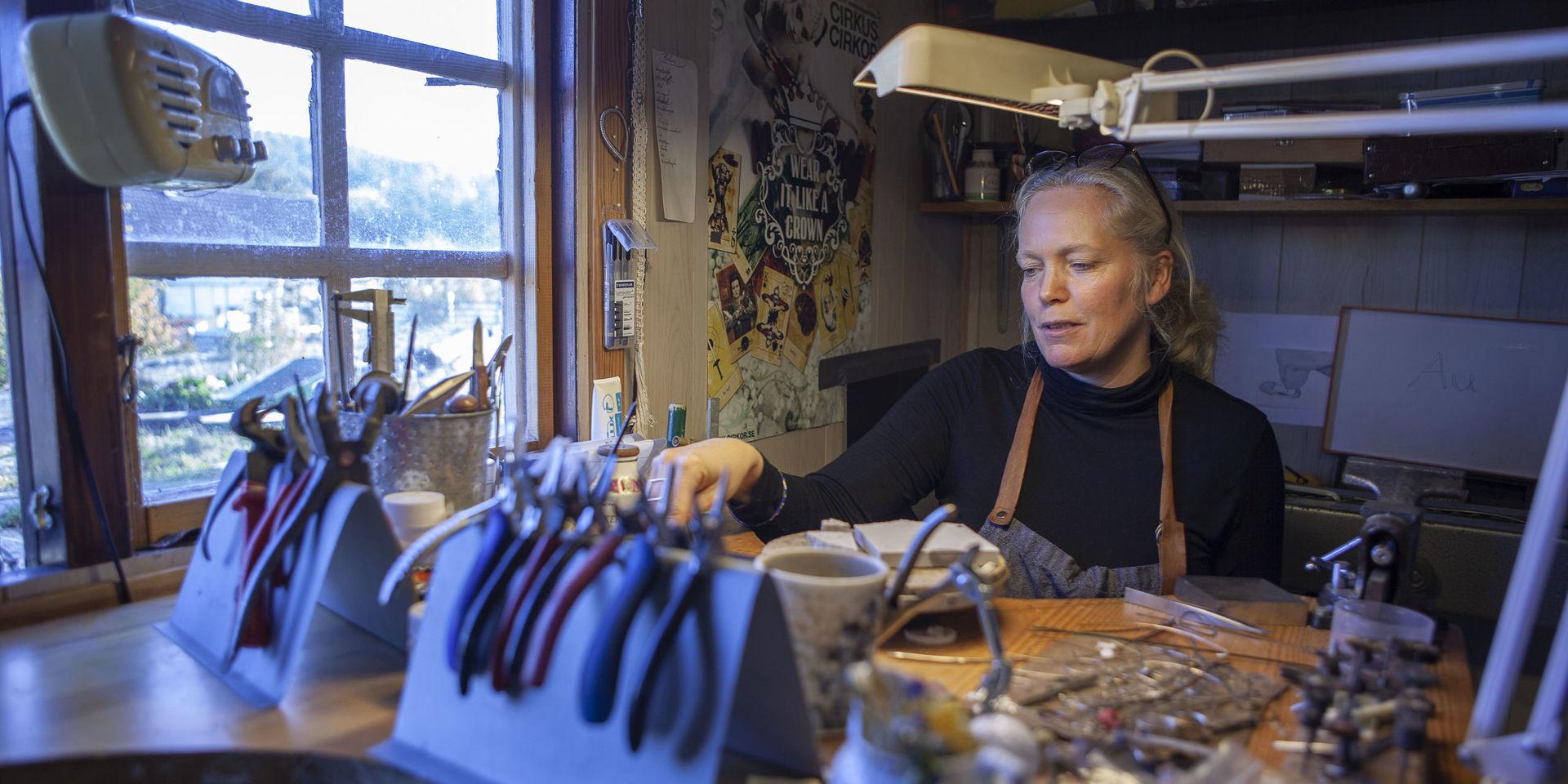 Lena Birgitsdotter har förverkligat sin yrkesdröm. Hon lämnade tryggheten som biolog och satsade i stället på att bli smyckekonstnär. Här i verkstaden i Strandkärr utanför Stenungsund trivs hon som allra bäst.