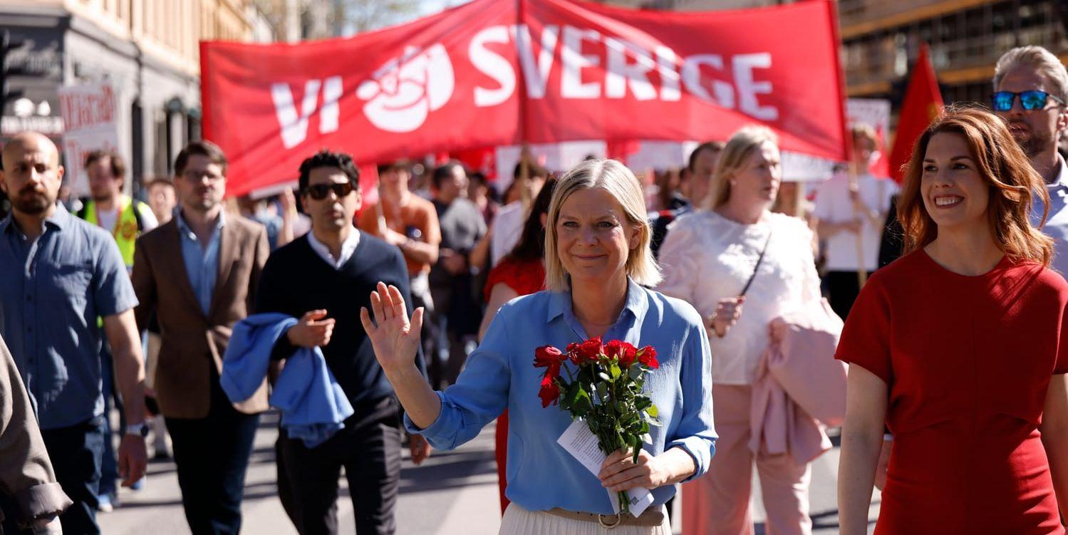 S-ledaren Magdalena Andersson i blå skjorta och vit kjol.