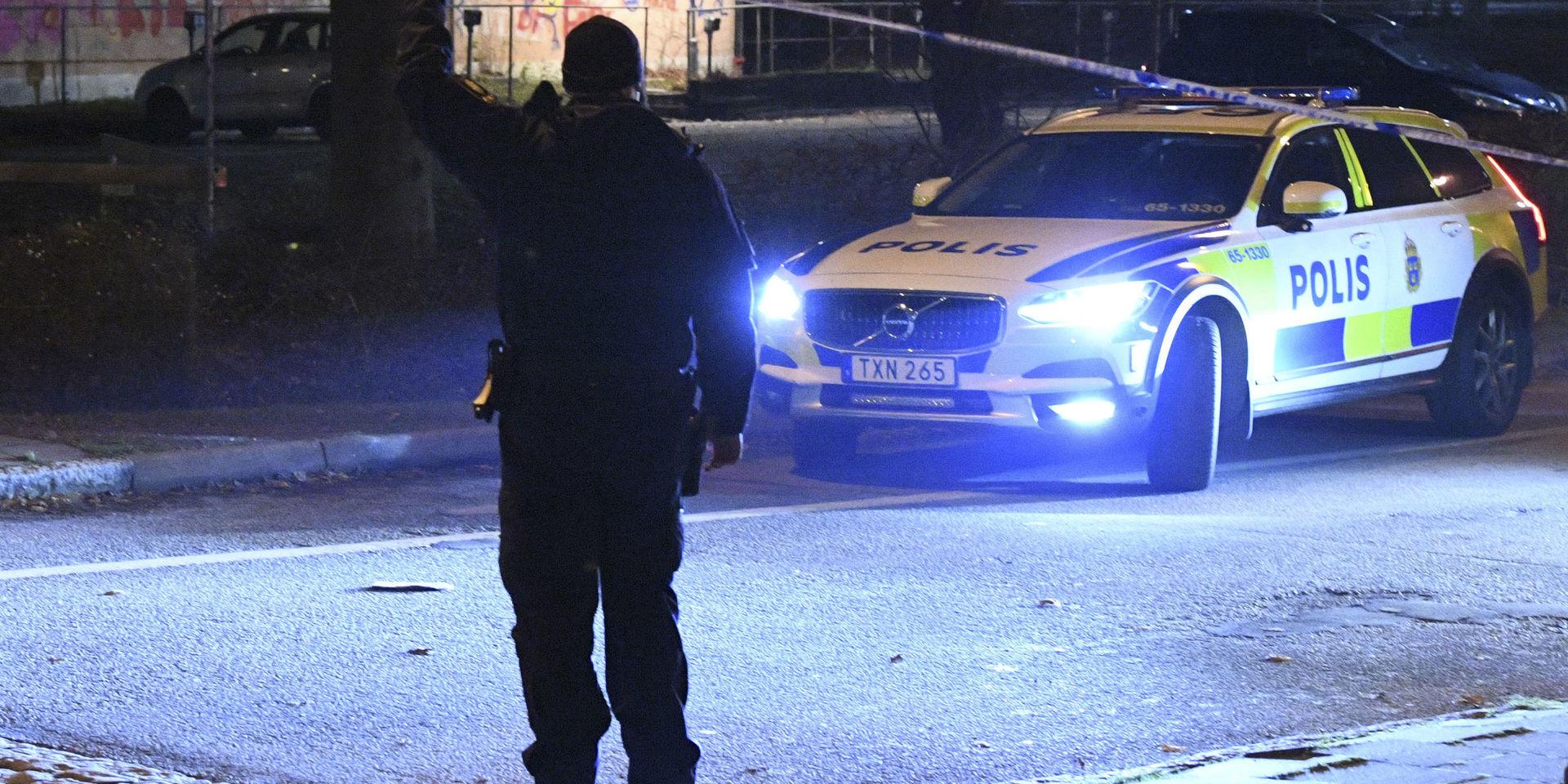 En ung man sköts till döds i Malmö på torsdagseftermiddagen. 