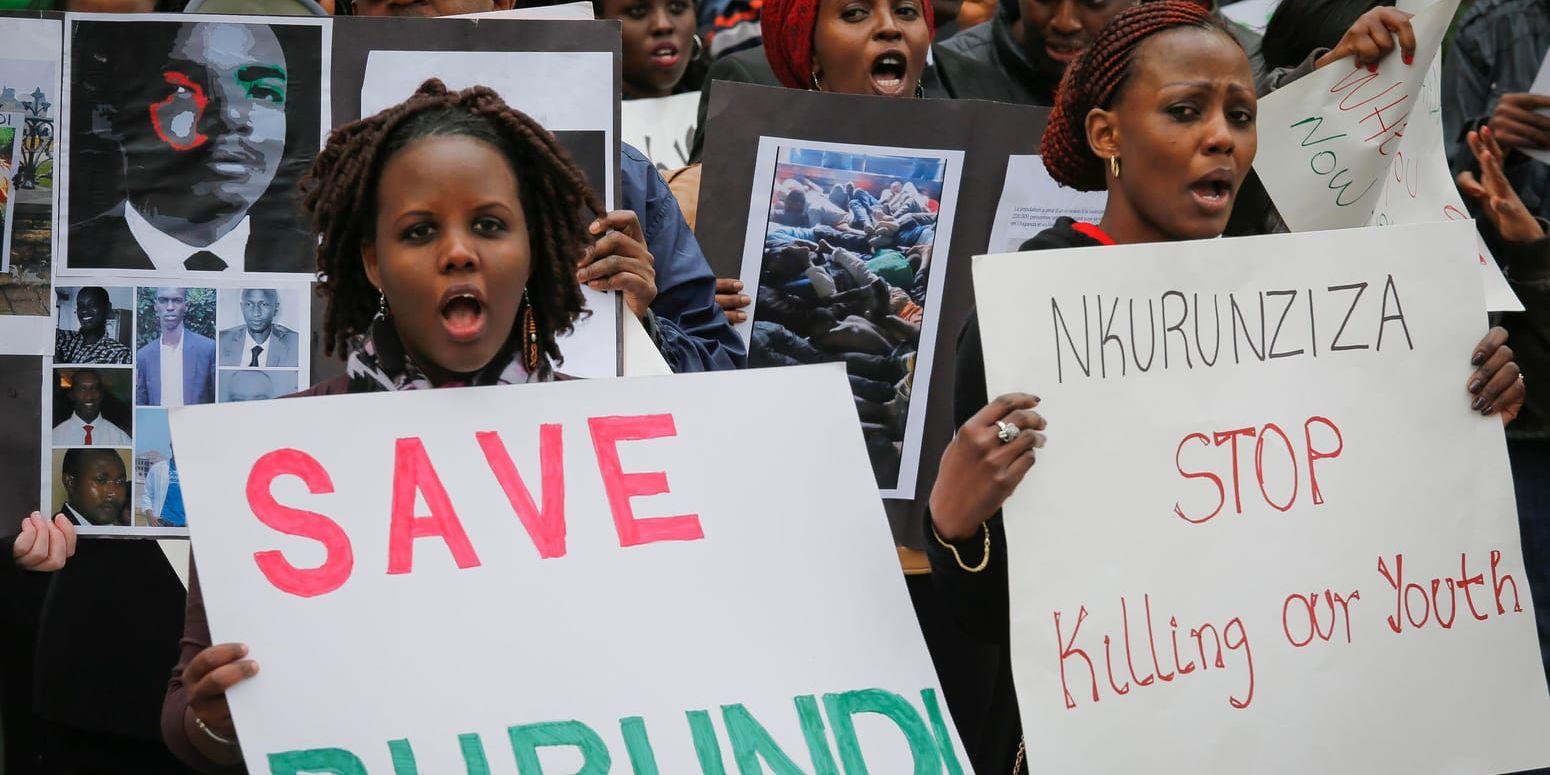 Burundier demonstrerar mot president Pierre Nkurunziza utanför FN-högkvarteret i New York i april 2016.