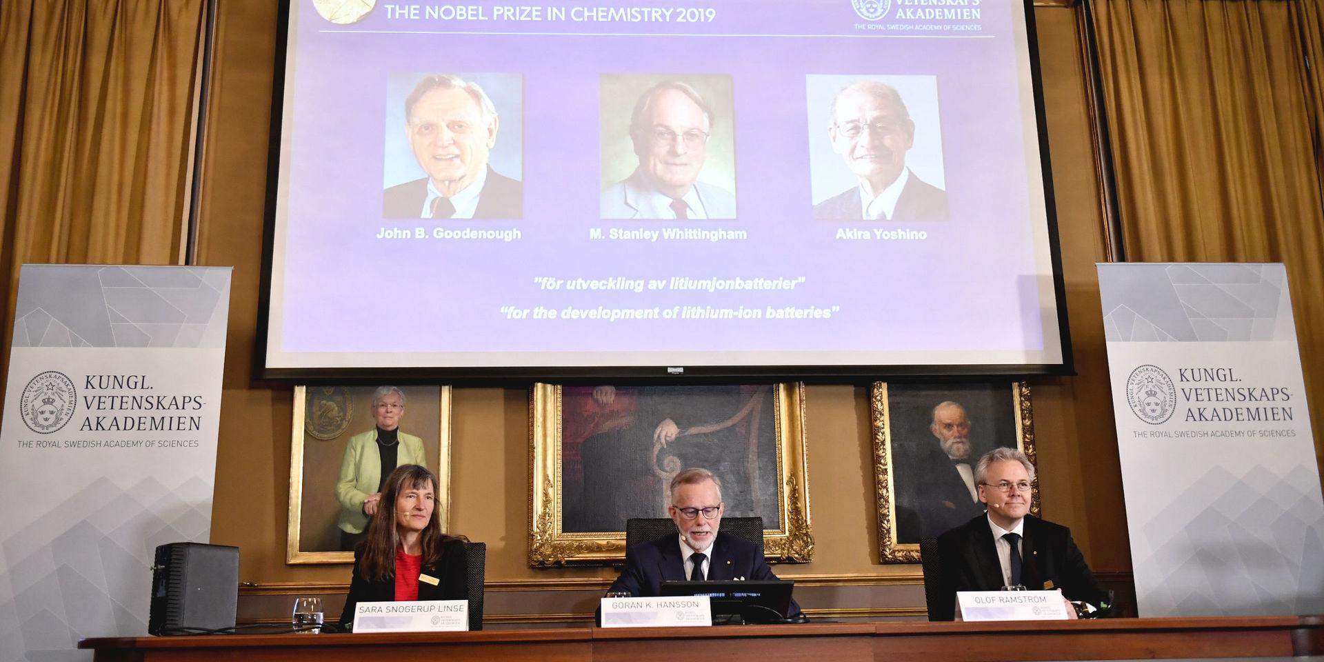 Sara Snogerup Linse, Göran K Hansson, ständig sekreterare för Vetenskapsakademien och Olof Ramström presenterar årets Nobelpristagare i kemi under en pressträff på Kungliga vetenskapsakademien.