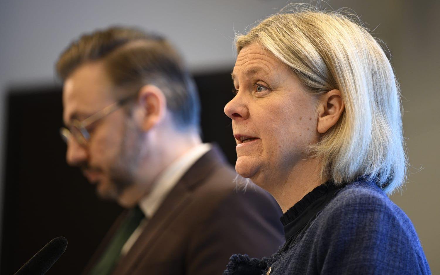 Socialdemokraternas partiledare Magdalena Andersson och Centerledaren Muharrem Demirok på en gemensam pressträff.