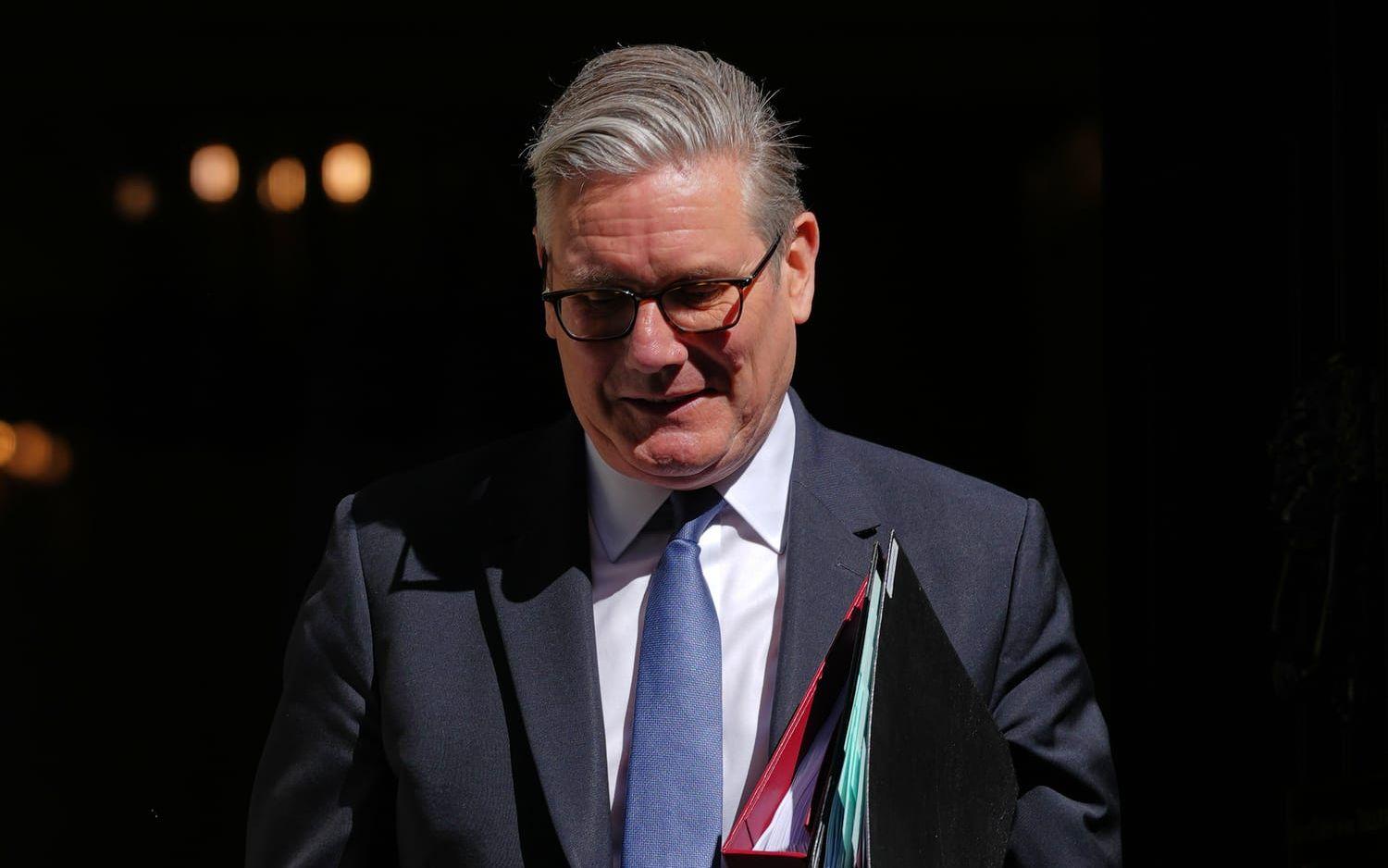 Storbritanniens premiärminister Keir Starmer ger sig av mot parlamentet från 10 Downing Street.