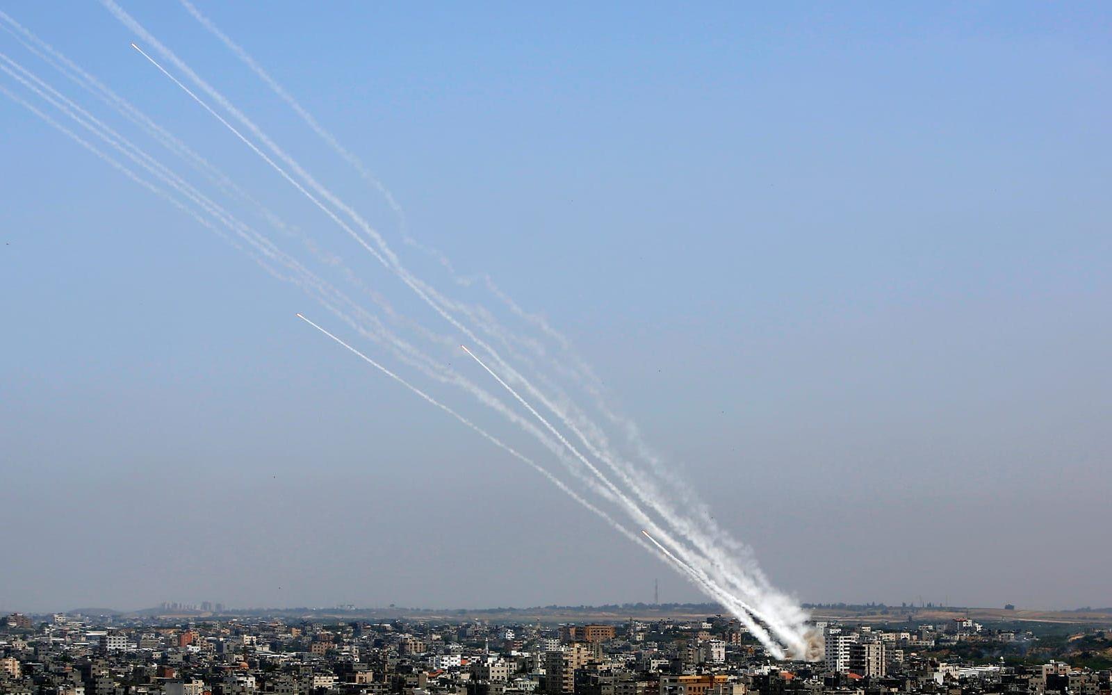 Hamas avfyrade under både måndagen och tisdagen raketer från Gaza mot mål i Israel. Minst två israeler uppges ha dött. 