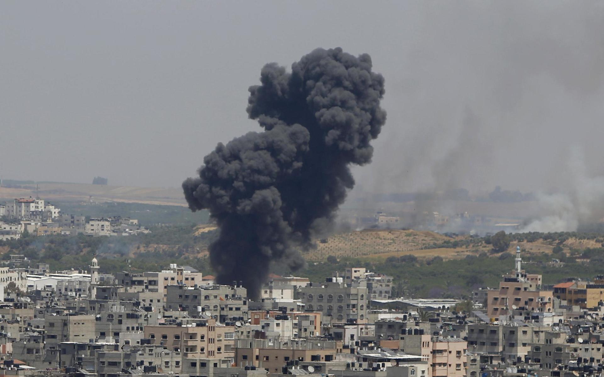 Israels svar på raketbeskjutningen bestod av flygangrepp mot olika mål i Gaza. Minst 26 personer ska ha mist livet i attackerna. På onsdagsmorgonen hade siffran över döda stigit till totalt 40 personer varav fem barn.