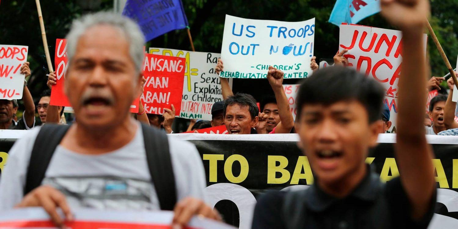 Filippinier demonstrerar mot det militära samarbetet med USA utanför den amerikanska ambassaden i Manila.
