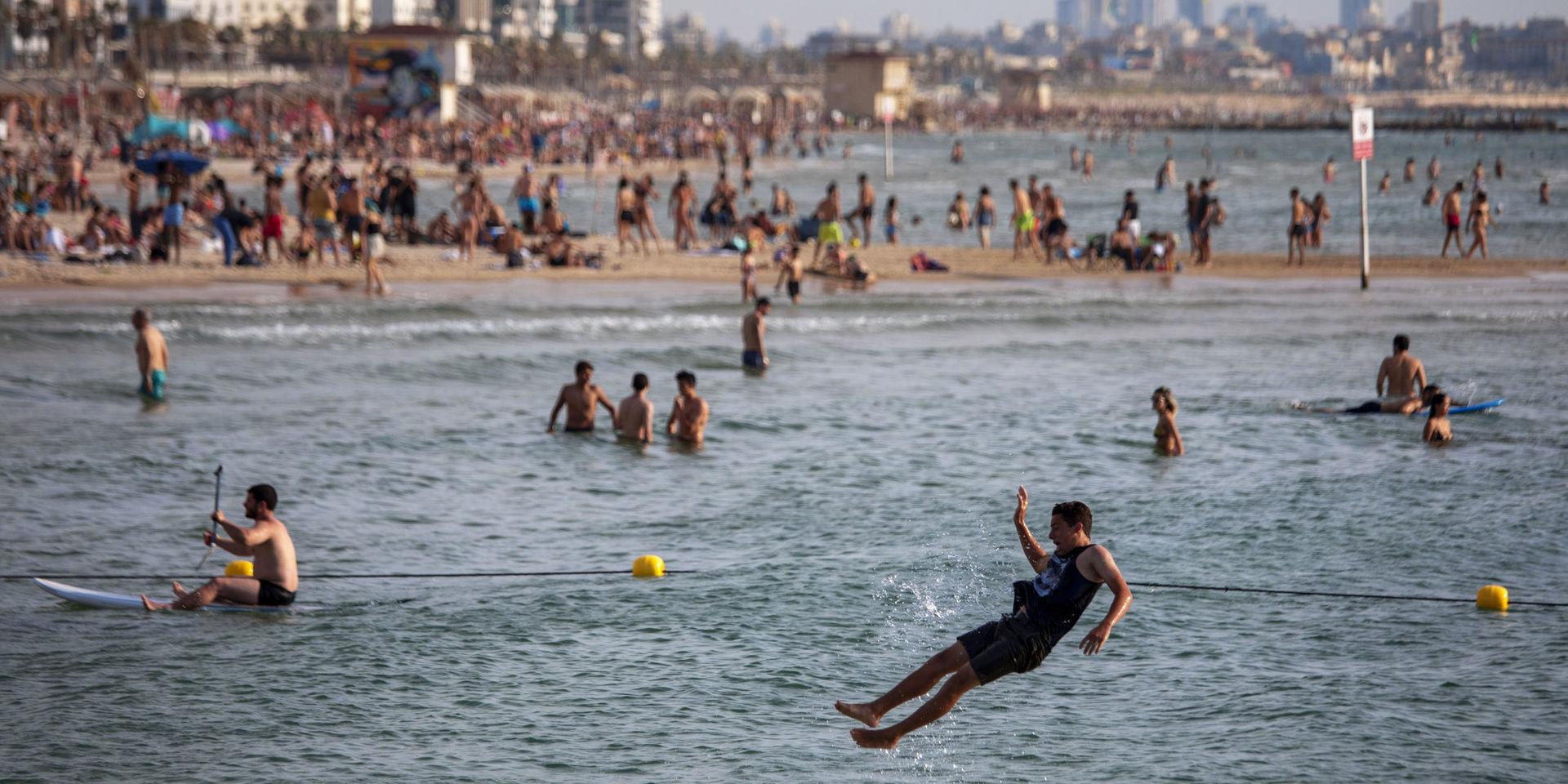 I Tel Aviv är det inte tillåtet att vistas på stränderna, en regel som inte ser ut att efterföljas. Bilden är från i lördags.