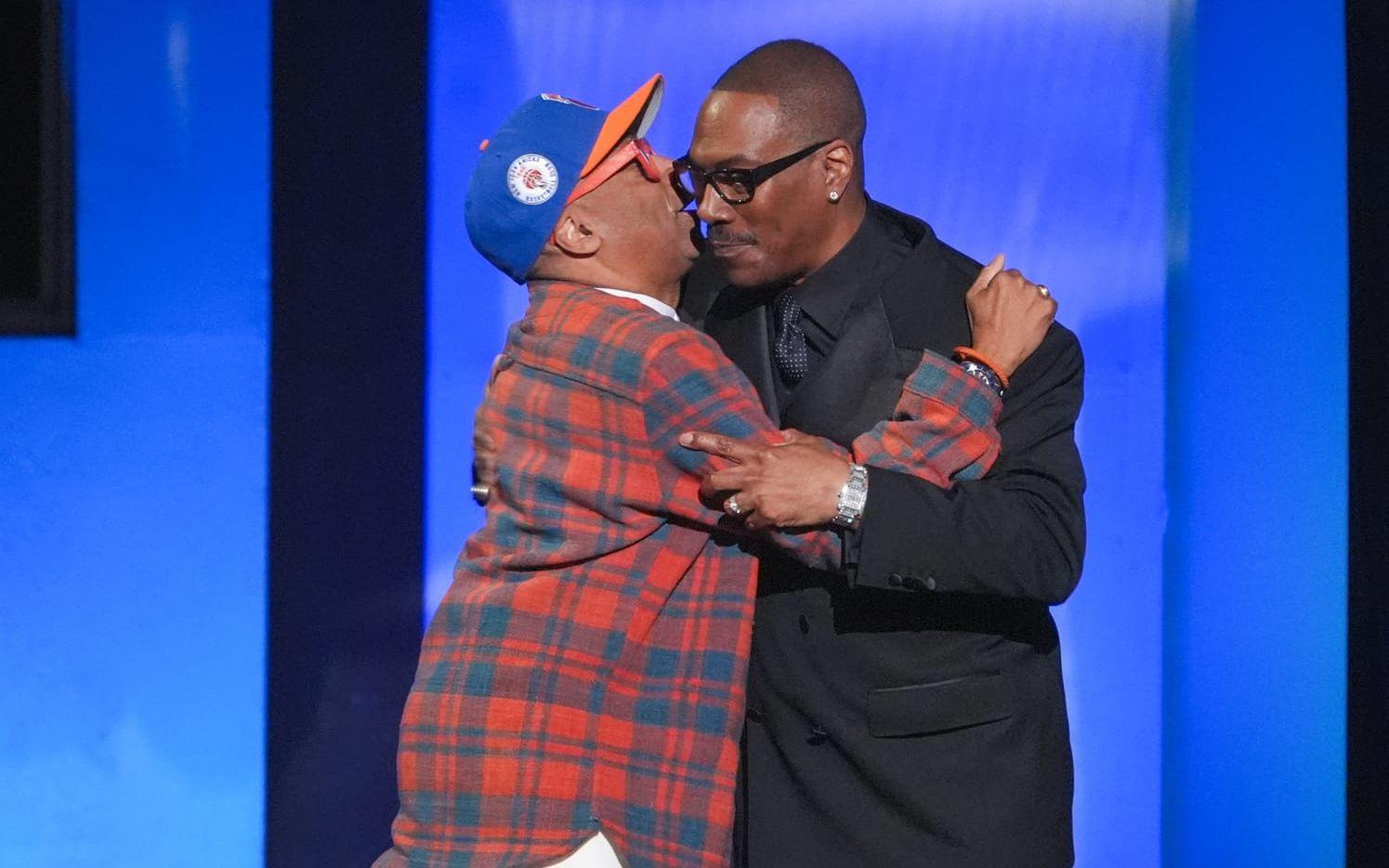 Spike Lee delade ut priset till vännen och kollegan Eddie Murphy.