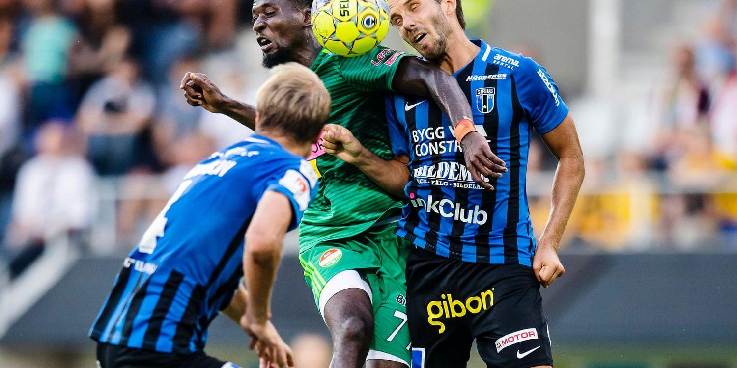 Dalkurds Mohamed Buya Turay och Sirius Johan Eiswohld i en nickduell under lördagens allsvenska match mellan Dalkurd och IK Sirius FK på Gavlevallen.