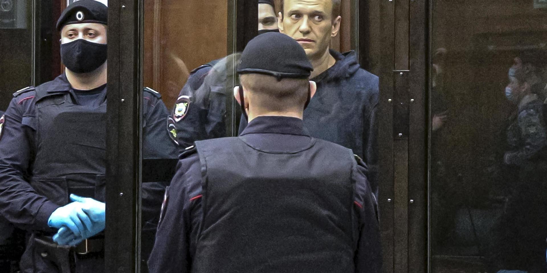 Den ryske oppositionspolitikern Aleksej Navalnyj lyssnar när hans dom läses upp i en domstol i Moskva.