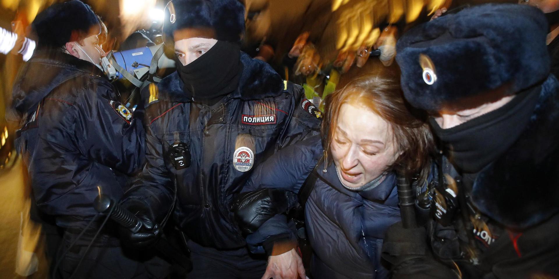 Även i S:t Petersburg greps Navalnyj-anhängare av polisen efter tisdagens dom.