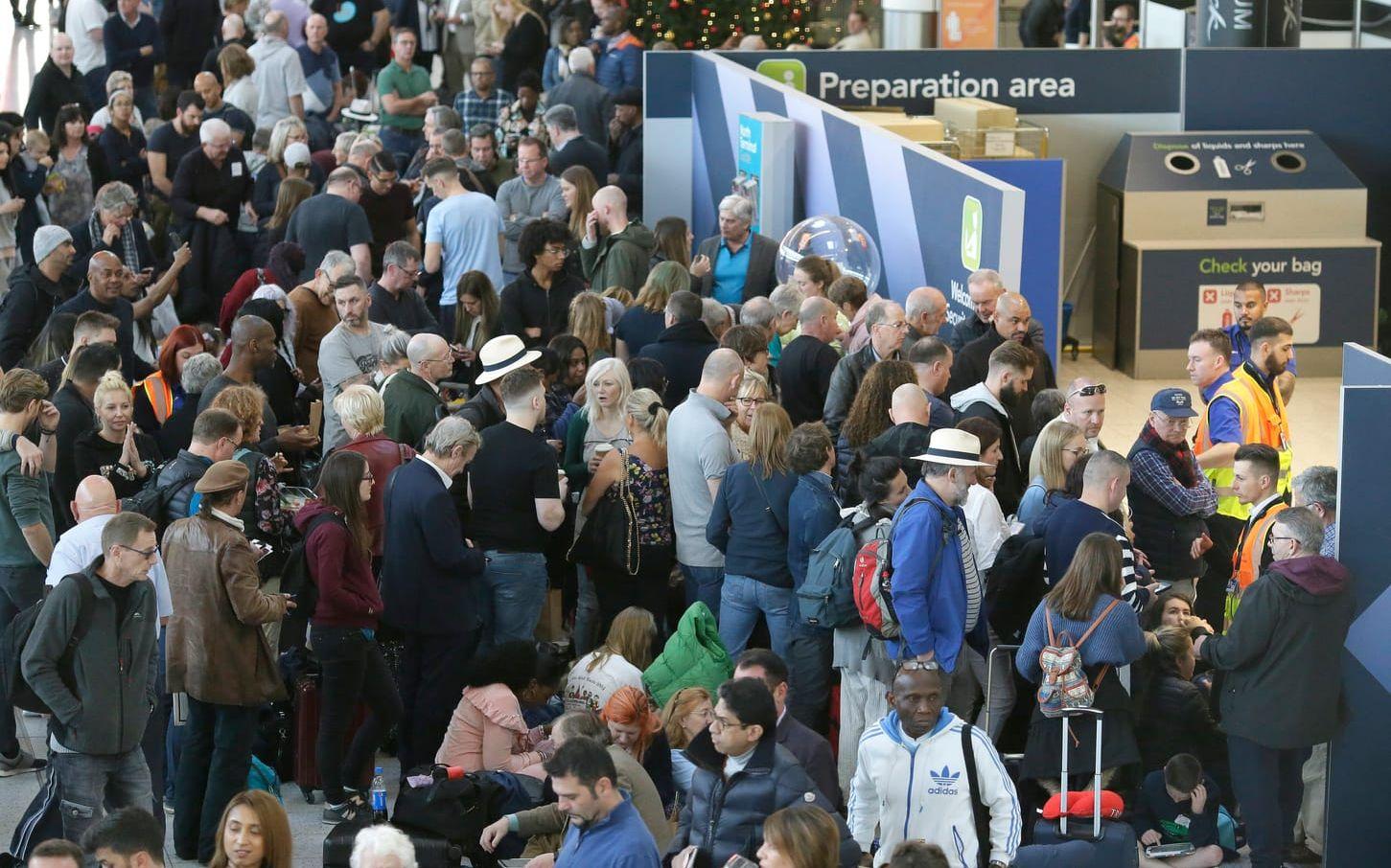Gatwick-flygplatsen utanför London – en viktig knytpunkt för charterbolag som TUI och lågprisbolaget Easyjet – skär ned antalet flygningar mitt i högsäsongen. Arkivbild