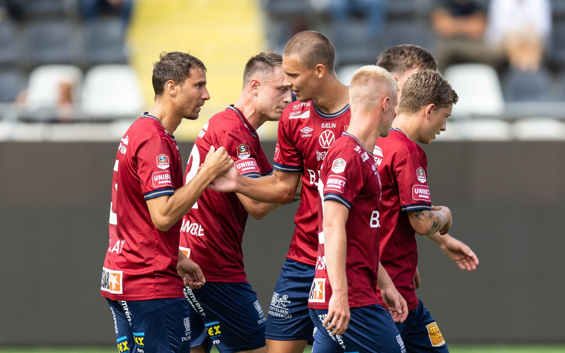 Örgrytes Jonathan Azulay jublar med lagkamrater efter att ha gjort 1-0 under fotbollsmatchen i superettan mellan Utsikten och Örgryte den 31 juli 2022 i Göteborg. 