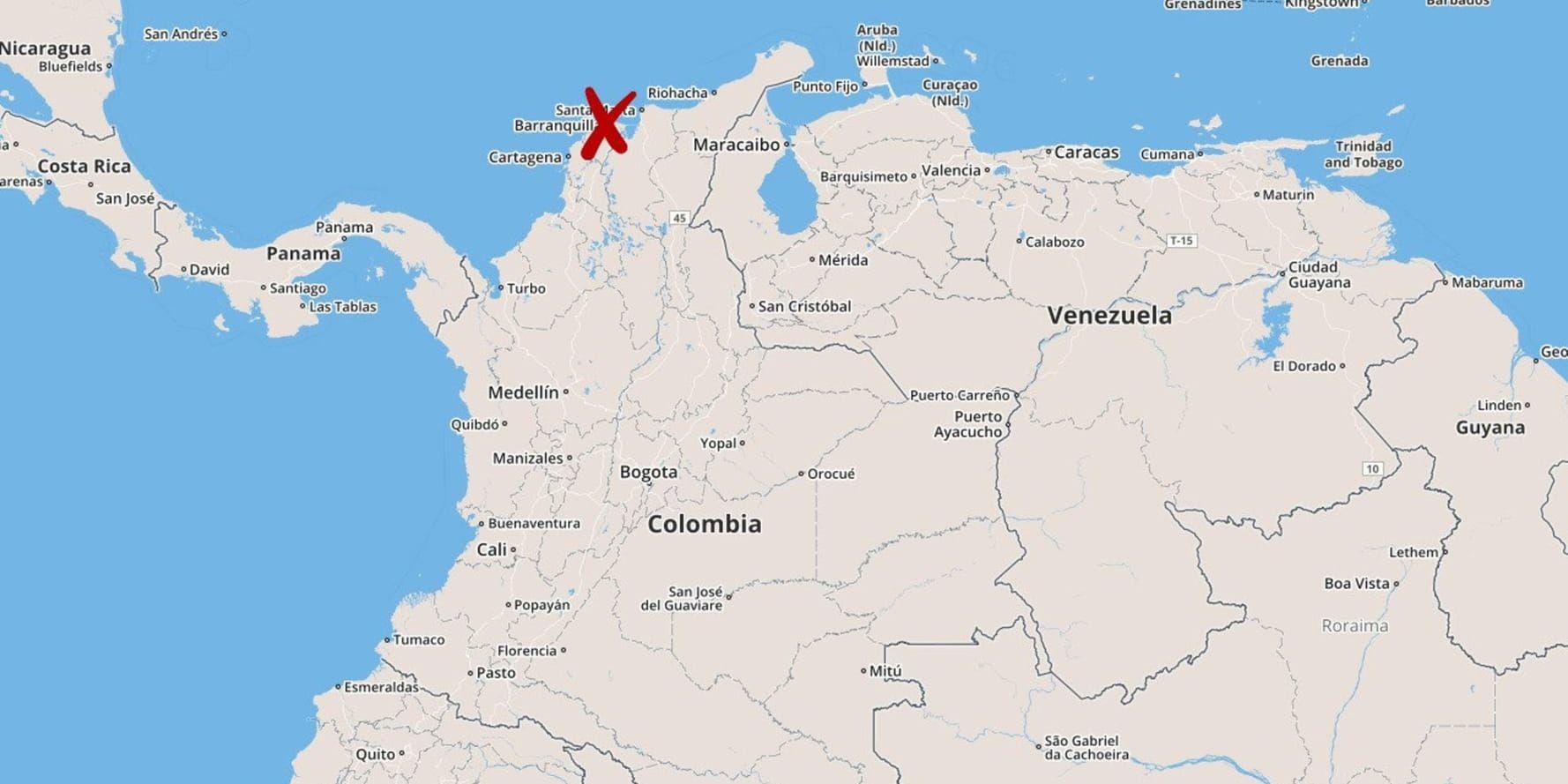 Minst fem poliser dödades när en bomb detonerade på en polisstation i norra Colombia.
