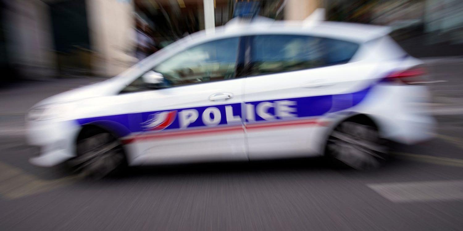 Fransk polis fick rycka ut till en byggnad i orten Arras under måndagen. Där hittades en skattekontrollant brutalt mördad hemma hos en man vars företag kontrollanten skulle utreda.