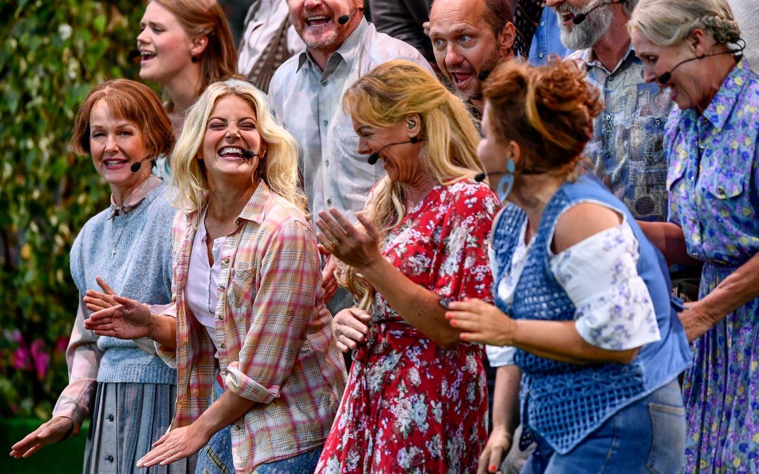 Ensemblen från Stockholmsuppsättningen av 'Så som i himmelen' uppträder på 'Allsång på Skansen'. Arkivbild.