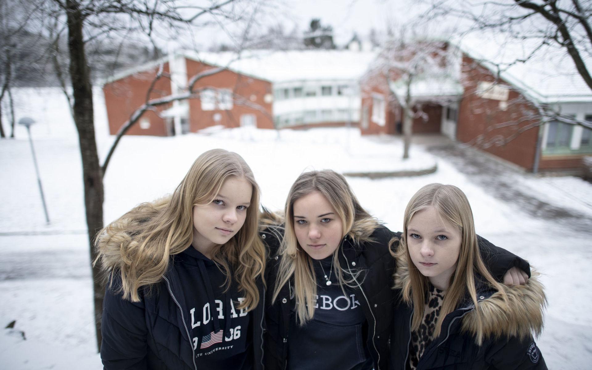 &quot;Vi vill gå kvar på Furulundsskolan och inte tvingas flytta till en ny skola i Partille centrum&quot;. Det säger sjätteklassarna, fr v,  Sofie Moldén, Emelie Börjesson och Julia Moldén.