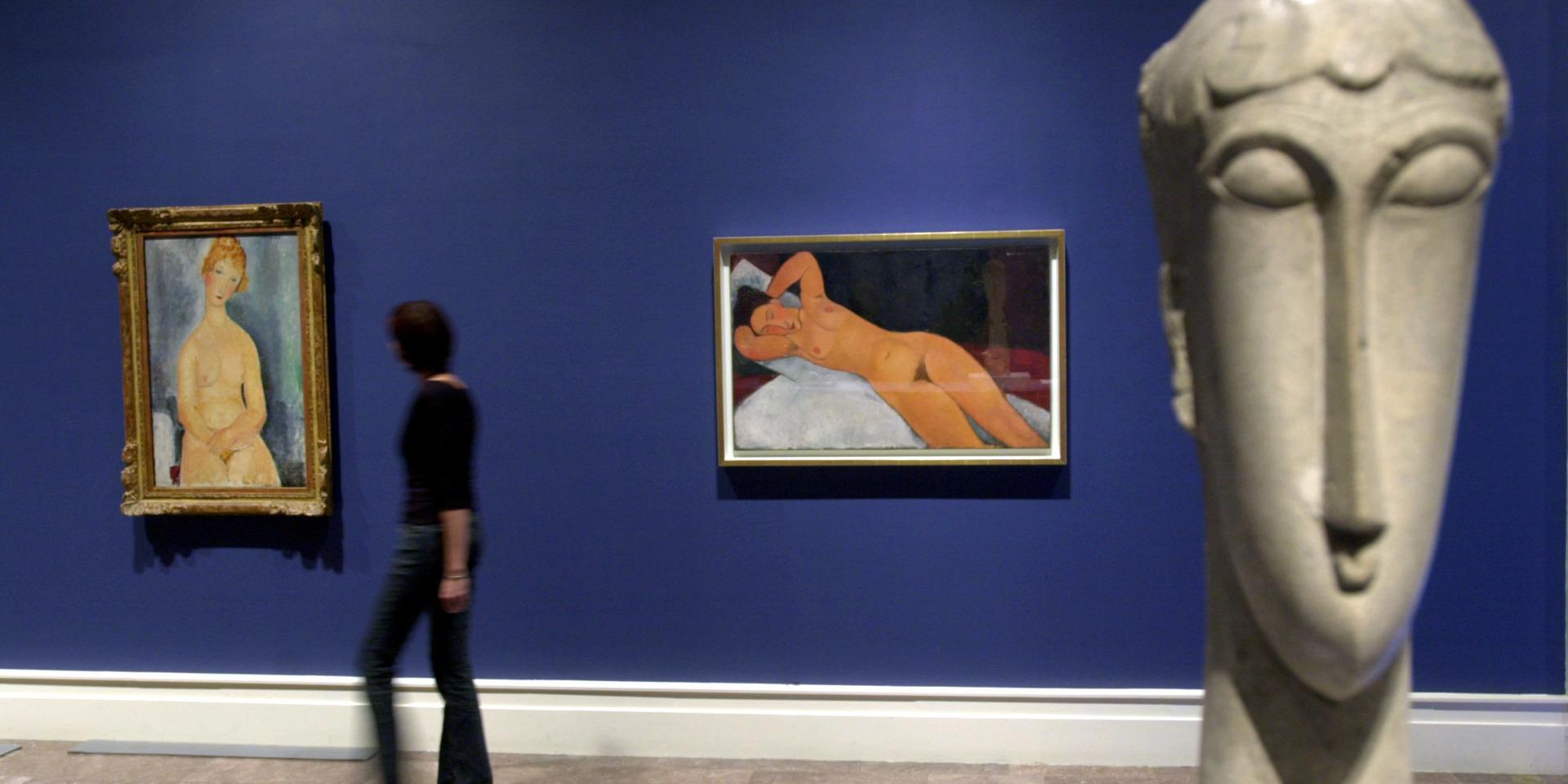 Verk av Amedeo Modigliani på ett museum i Düsseldorf, Tyskland. Arkivbild.