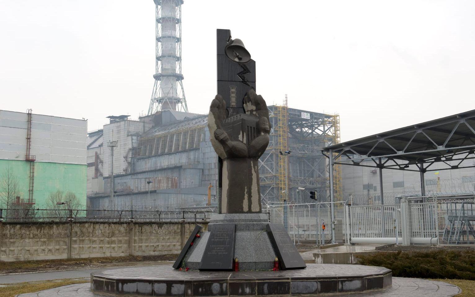 Minnesmonumentet framför sarkofagen över reaktor 4 i Tjernobyl. Det är 35 år sedan kärnkraftverket havererade klockan tjugo över ett på natten den 26 april, 1986. Efter att ha utsatt systemen för ett antal tester  exploderade reaktorn och mängder med radioaktivt avfall spreds över Europa.