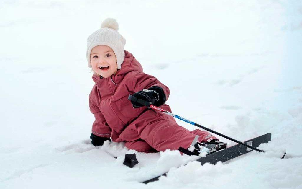 Prinsessan Estelle åker skidor som treåring.