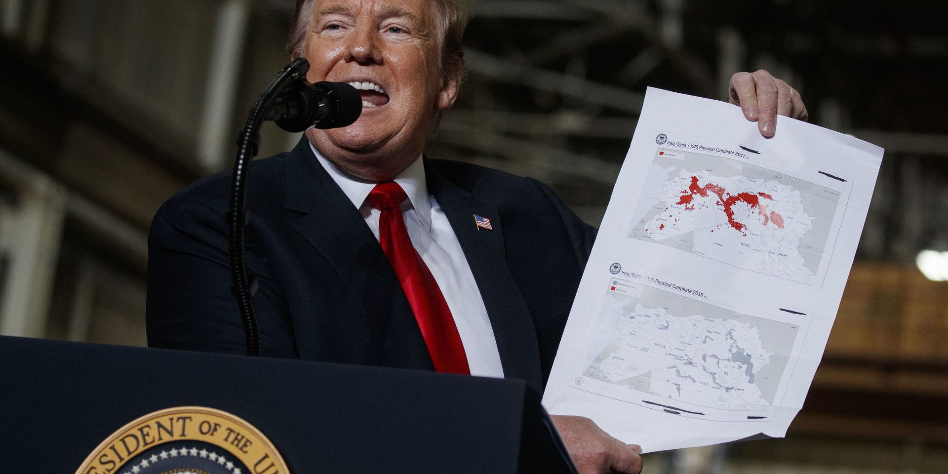 Här visar USA:s Donald Trump på en karta hur IS kontrollerade territorium decimerats, i mars i år. Nu varnar hans utrikesminister för att terrorgruppen har en stark närvaro på sina håll. Arkivbild.