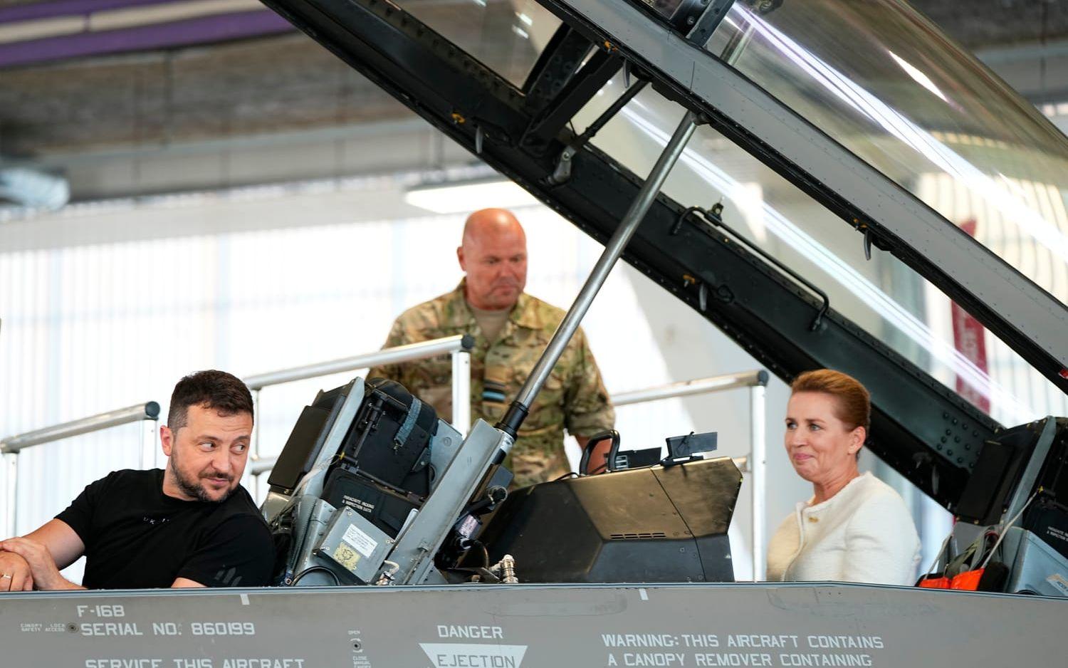 Ukrainas president Volodymyr Zelenskyj och Danmarks statsminister Mette Frederiksen i ett F-16-plan på flygbasen i Danmark.