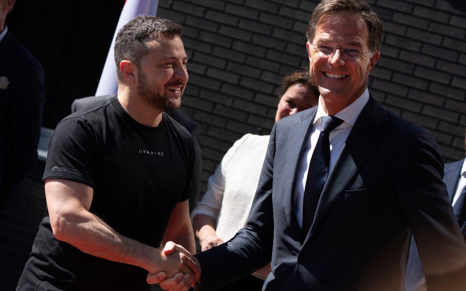 Ukrainas president Volodymyr Zelenskyj och Nederländernas premiärminister Mark Rutte i Eindhoven.