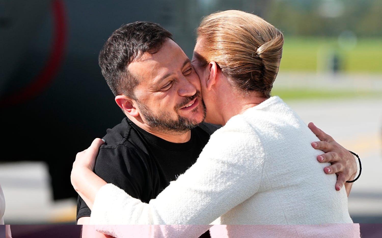 Ukrainas president Volodymyr Zelenskyj hälsar på Danmarks statsminister Mette Frederiksen.