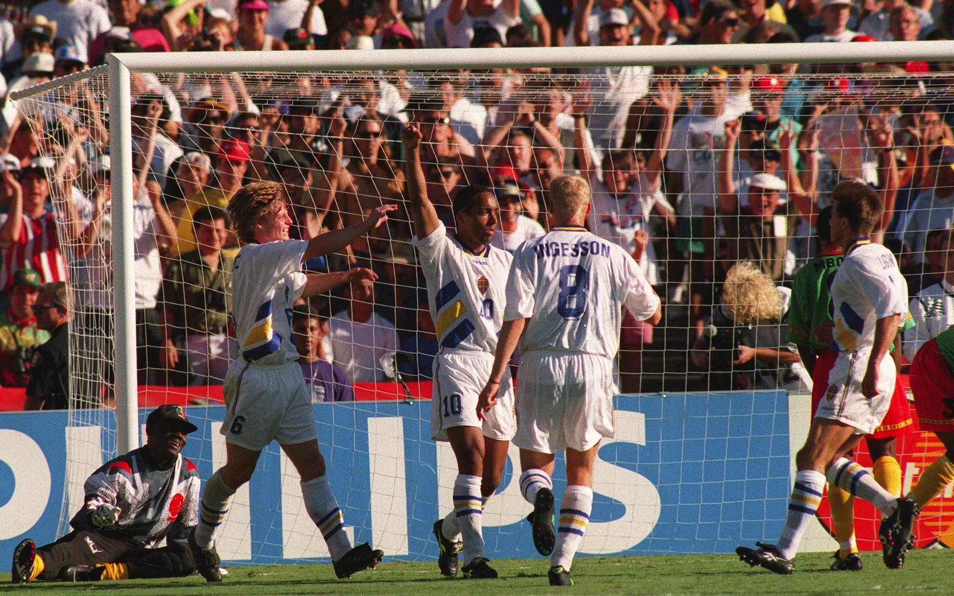 Martin Dahlin, Stefan Schwarz och Klas Ingesson jublar efter att Sverige lyckats kvittera till 2-2 mot Kamerun. Till slut blev det ett VM-brons 1994.