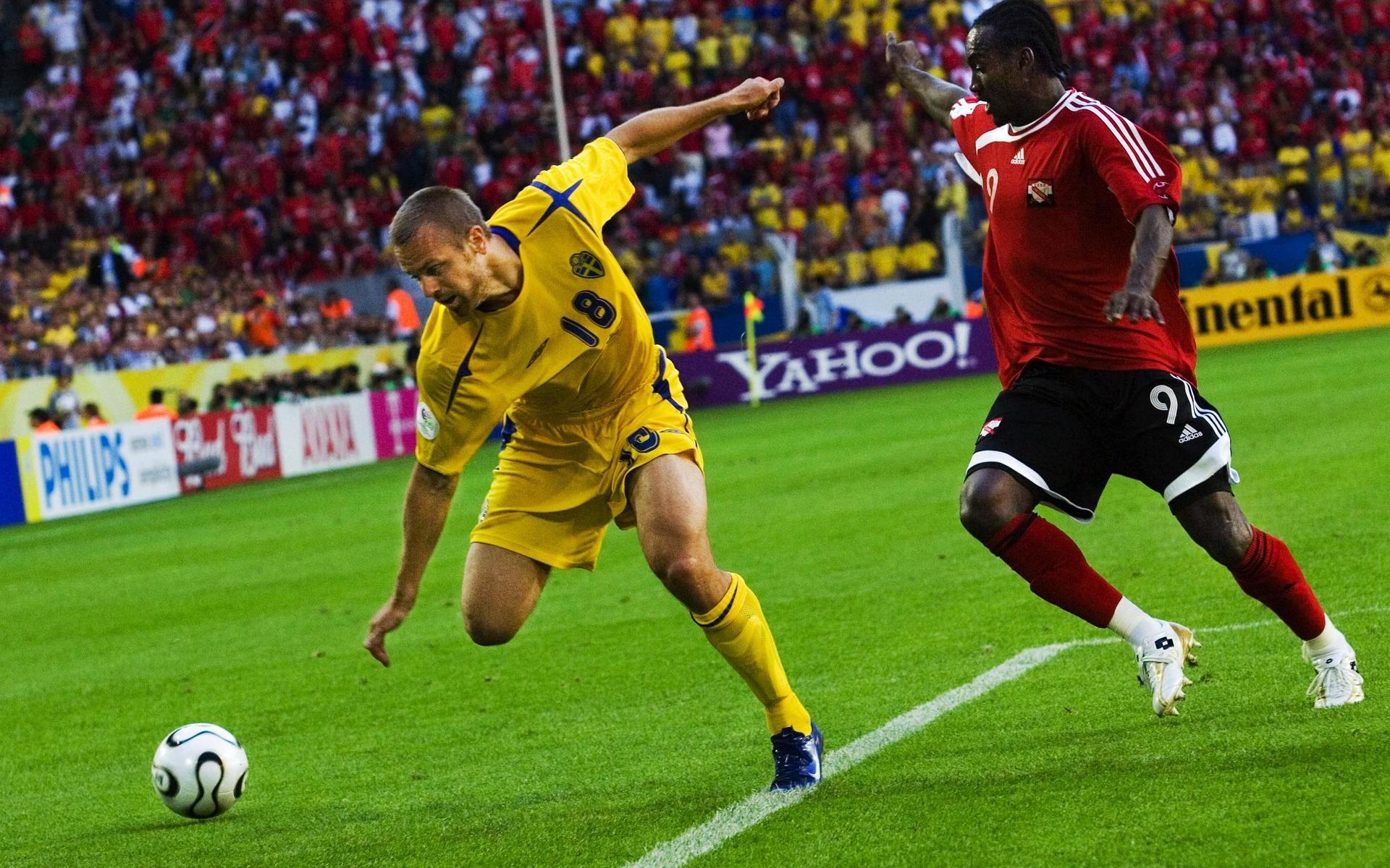 Mattias Jonson jagas av Aurtis Whitley mot Trinidad och Tobago 2006. Den gången blev det 0-0 och Sverige gick vidare till åttondelsfinal til slut. 