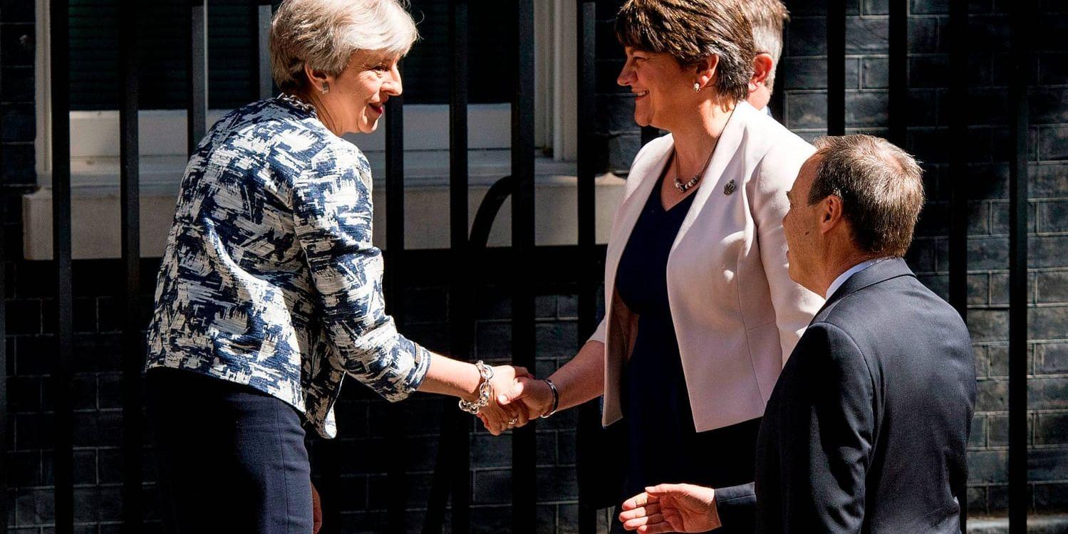 Storbritanniens premiärminister Theresa May skakar hand med Arlene Foster.