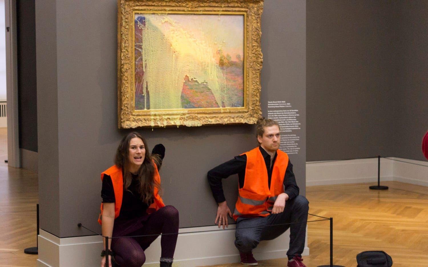 Klimataktivister från gruppen Last Generation kastade potatismos och klistrade fast sig vid ett verk av Monet i oktober 2022. 