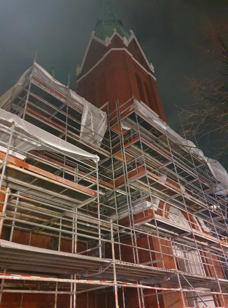 I lokalpress och anmälningar till kommunen riktade grannar kritik mot renoveringen av kyrkan, där gamla stendetaljer plötsligt målades över med vit färg. 