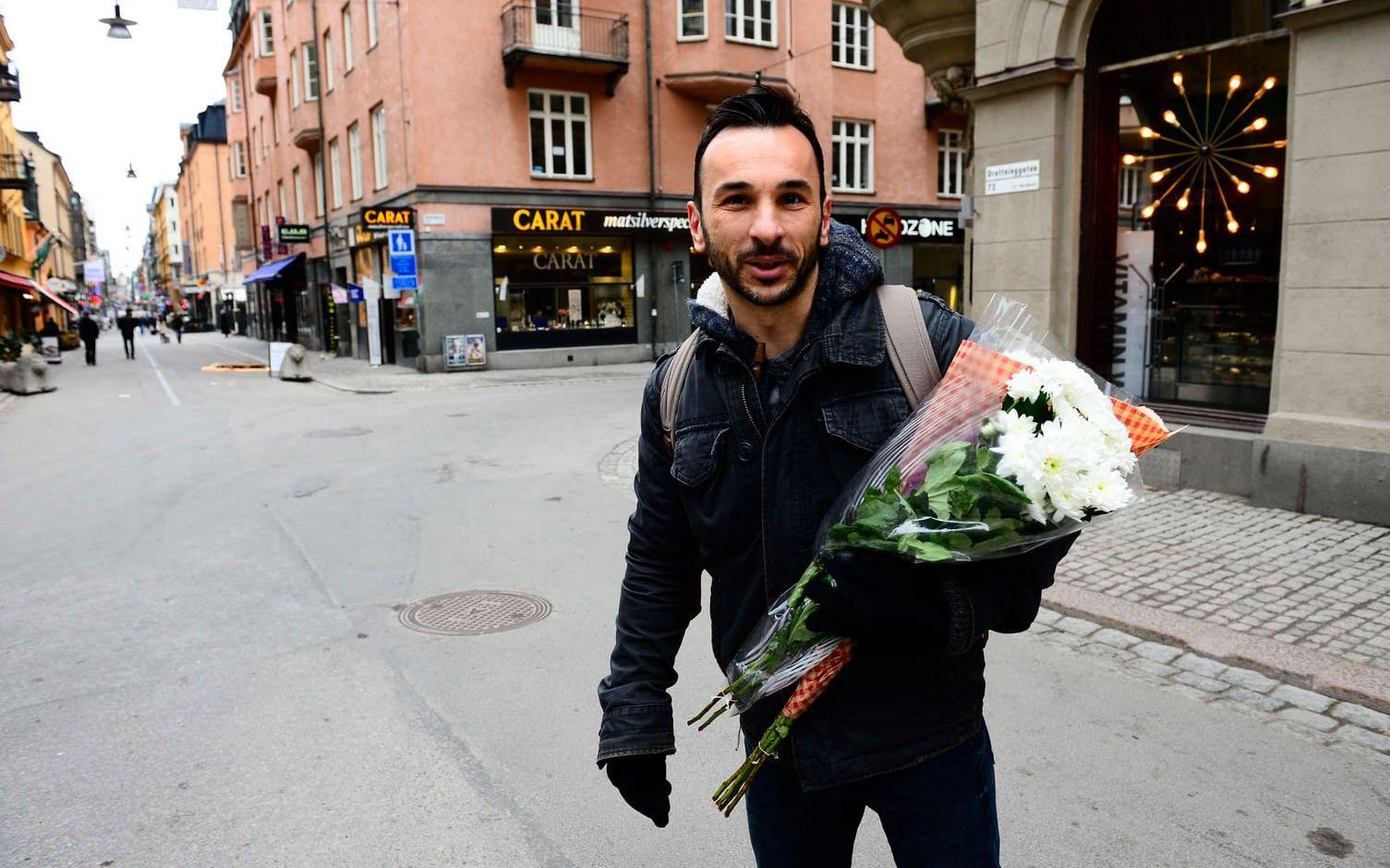 Janko Savic vill lämna blommor på flera platser. Bild: Stefan Berg
