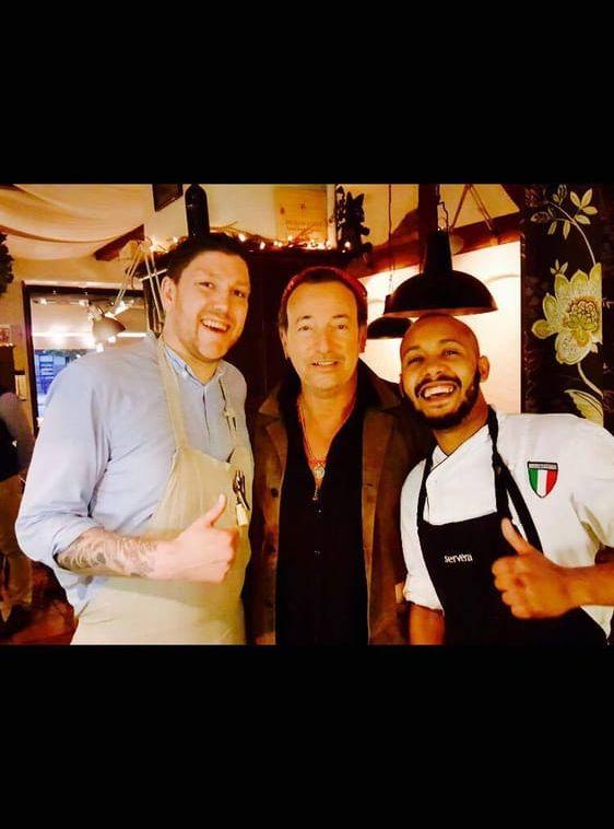 Bruce Springsteen tillsammans med kocken Amine Rachdi och servitören Nils Thyni. Foto: Privat.