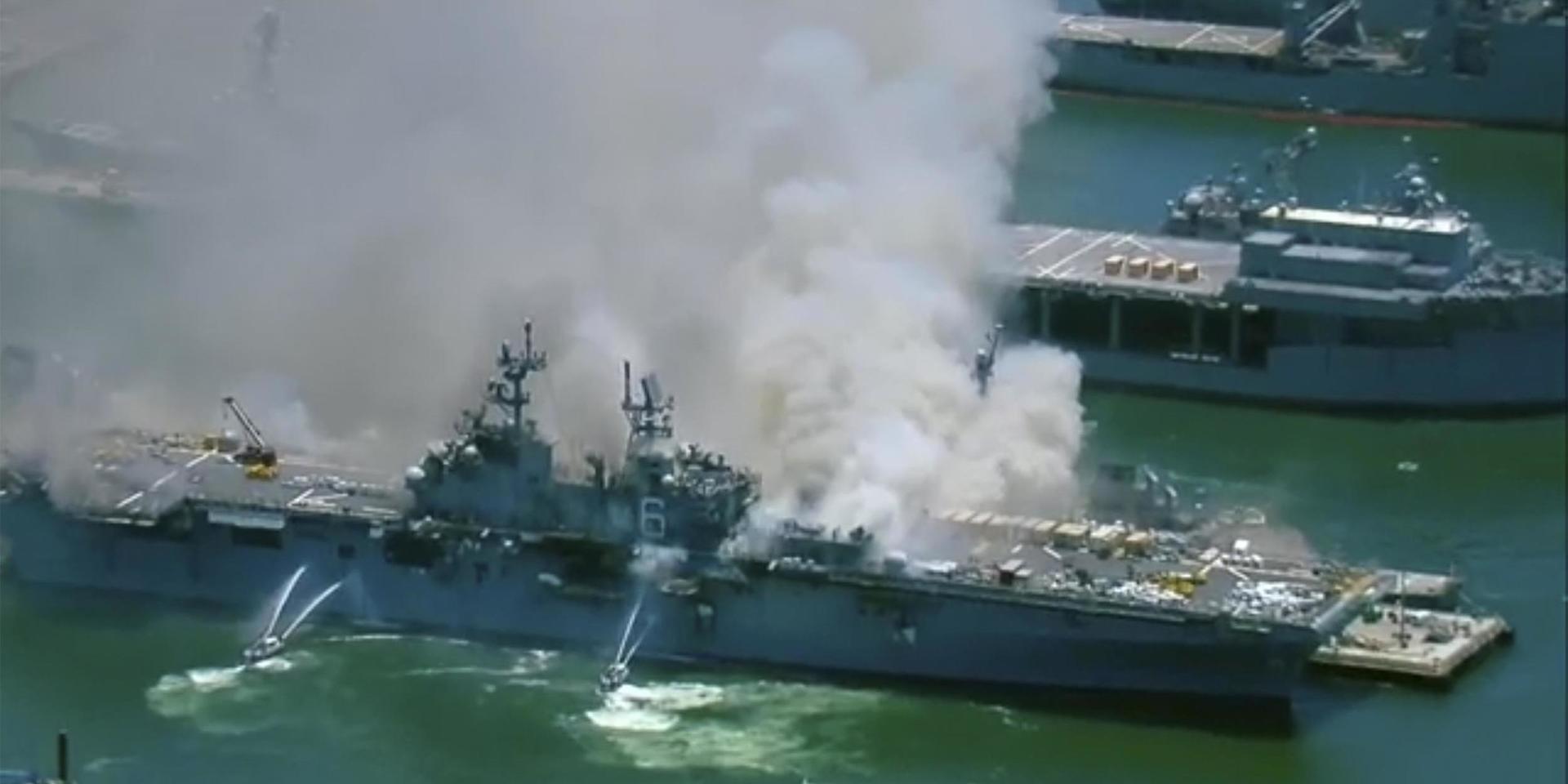 Det amerikanska stridsskeppet USS Bonhomme Richard började under söndagen att brinna efter en explosion.