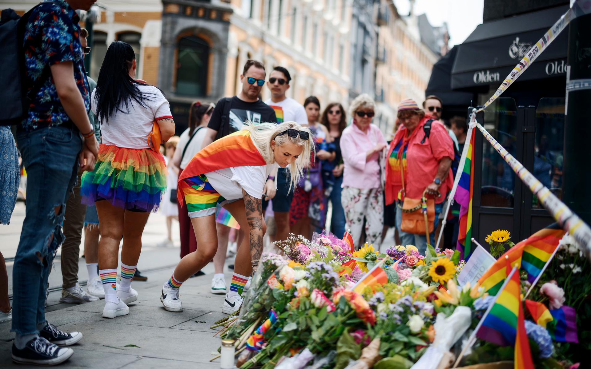 Många samlades för att hedra offren i dödsskjutningen utanför London pub i Oslo.