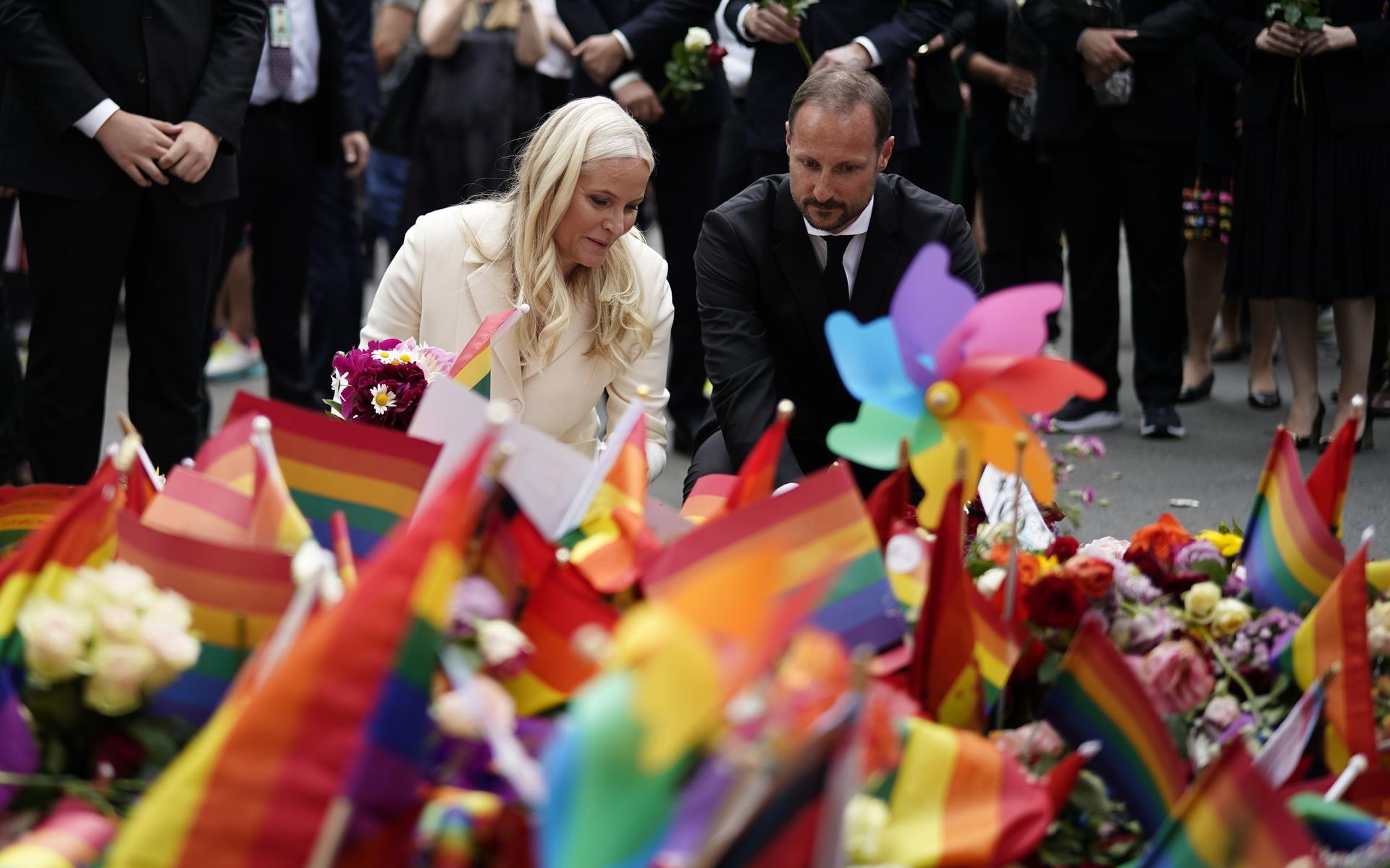 Kronprinsessan Mette-Marit och kronprins Haakon lämnar blommor för att hedra terrordådets offer.