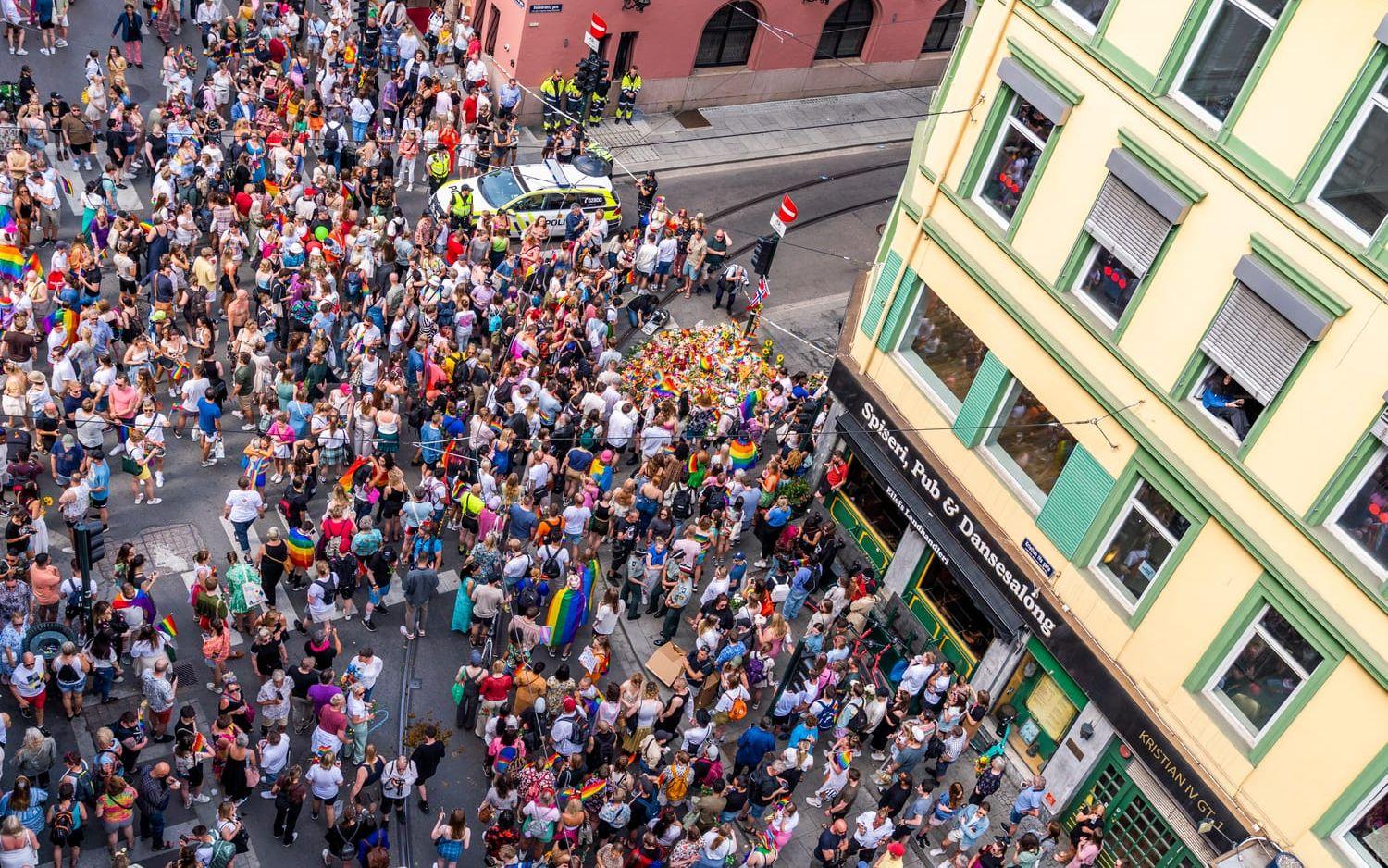 Flera hundra människor samlade sig till en spontan solidaritetsparad efter att den ursprungliga prideparaden ställts in till följd av terrordådet.