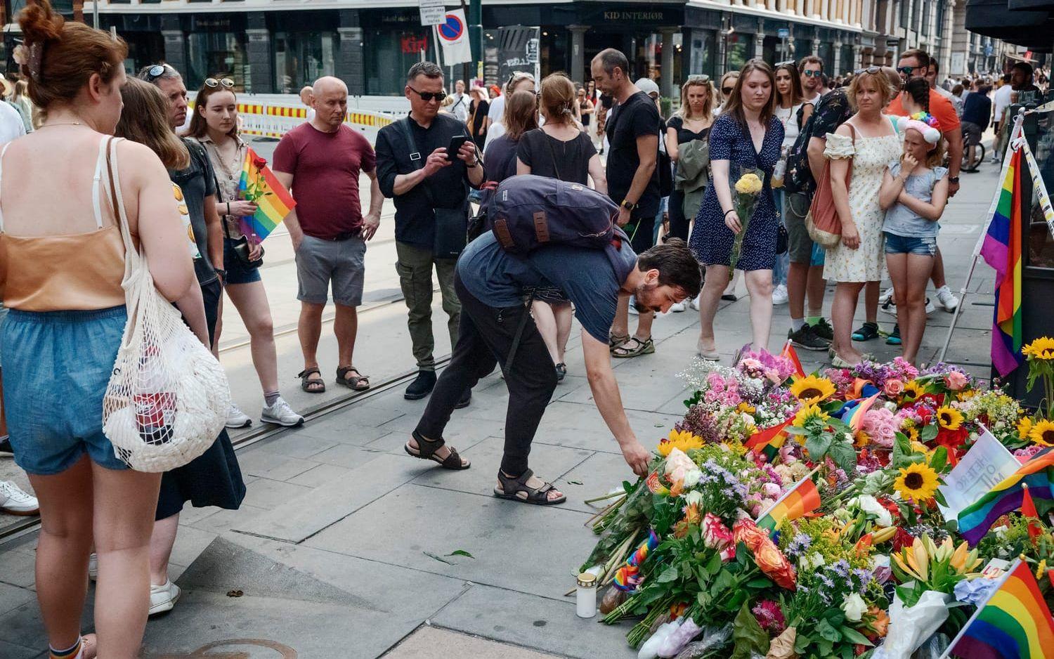 Många samlades för att hedra offren i dödsskjutningen utanför London pub i Oslo.