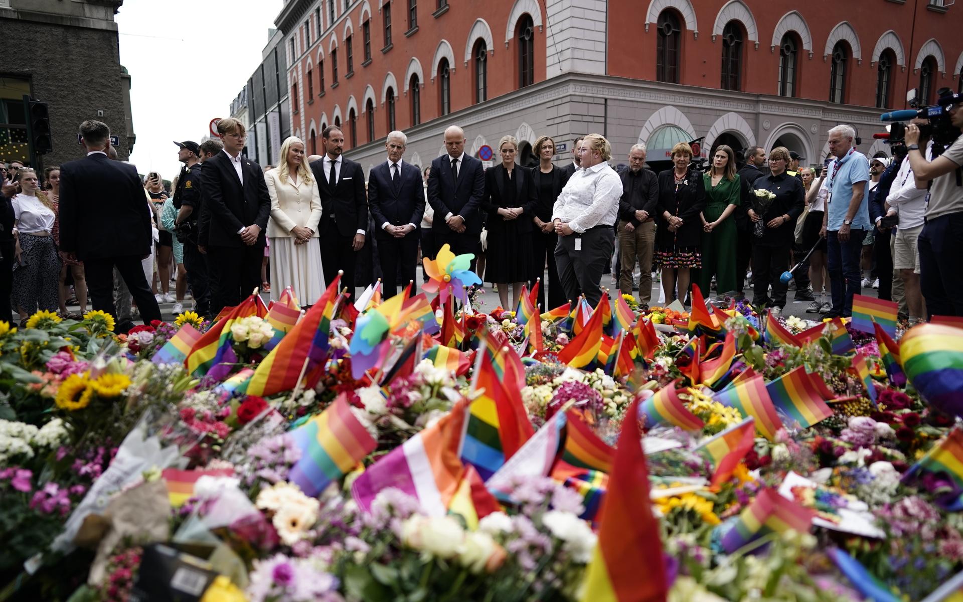 Norges statsminister Jonas Gahr Støre (t.h.) och kronprinsessan Mette-Marit, kronprins Haakon och sonen Sverre Magnus lämnar blommor på platsen där människor har samlats i Oslo efter att två personer dödades och ett 20-tal skadades i en skjutning som polisen utreder som ett islamistiskt terrordåd.