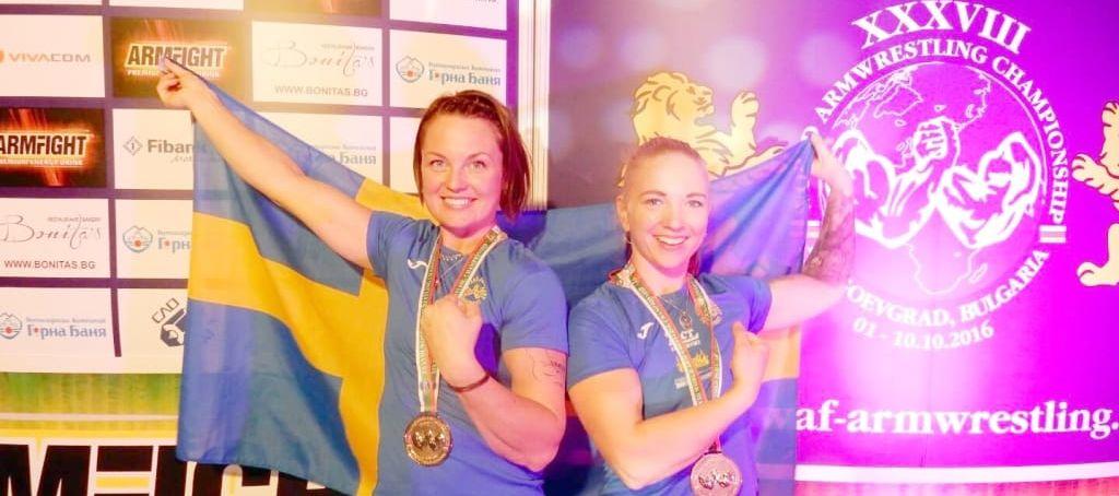 Fia Reisek till vänster tillsammans med Viktoria Karlsson som tog brons i seniorklassen 60 kilo med höger arm.