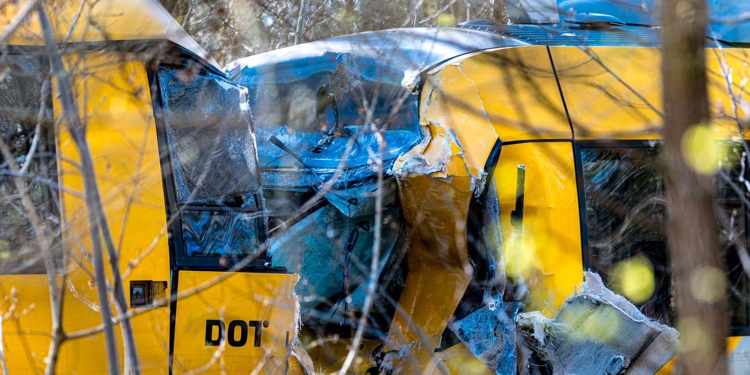 Två tåg som har krockat. 