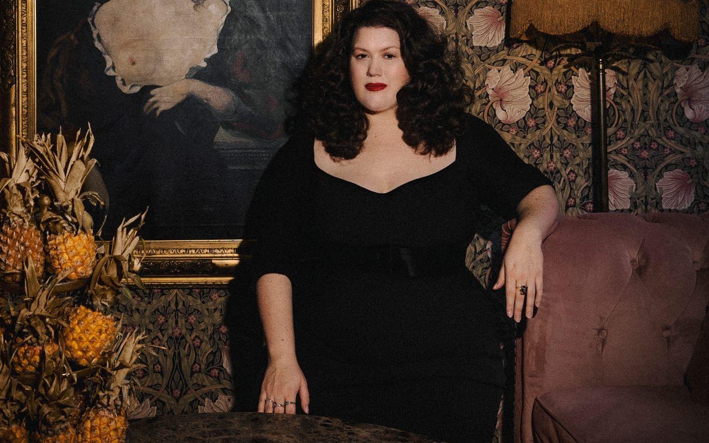 Maria Maunsbach får Hassepriset på 50 000 kronor för bland annat sin "burleska värme. Pressbild.