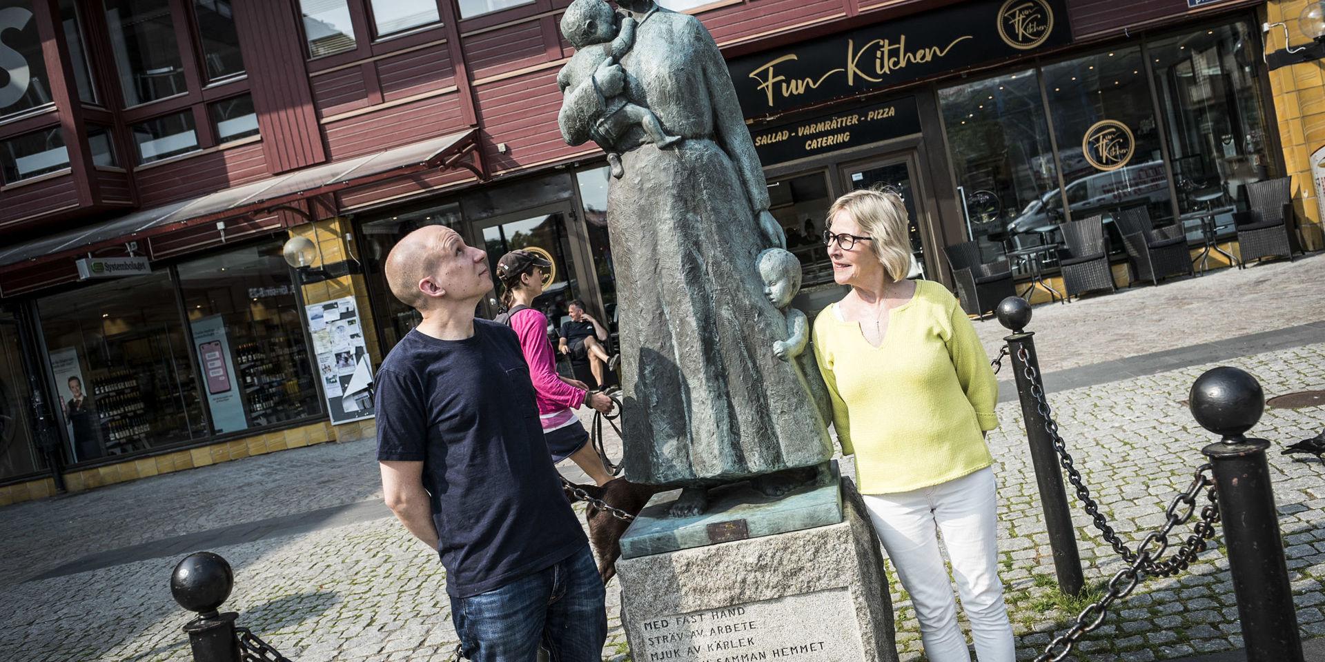 På Kapellplatsen står Göteborgs-Postens nyförvärv Olle Råde redan som staty, tillsammans med sin mor Karin Råde som agerade modell för statyn i slutet av 1970-talet.