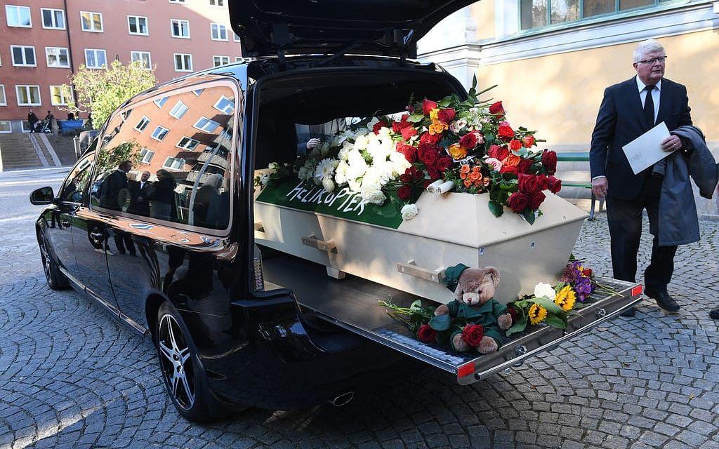 Janne "Loffe" Carlsson begravs i Katarina kyrka i Stockholm på måndagen. Kistan utanför kyrkan efter begravningsakten. Foto: Fredrik Sandberg / TT /
