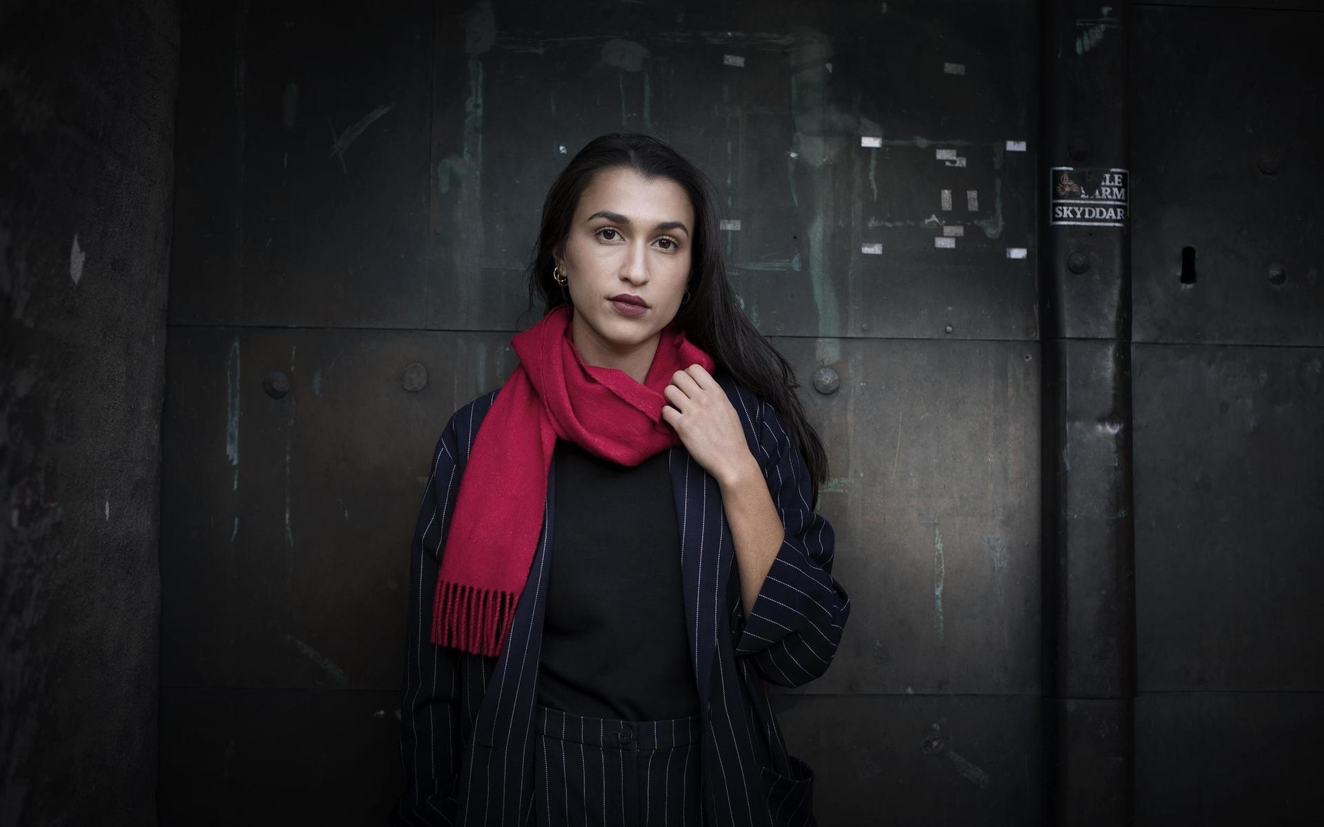 Kritikerna har läst ”Ya Leila” som en skildring av kulturellt utanförskap. För Donia Saleh handlar den mer om svenskhet. ”Den handlar om att befinna sig i en vit kontext, om det svenska snarare än det utländska.”